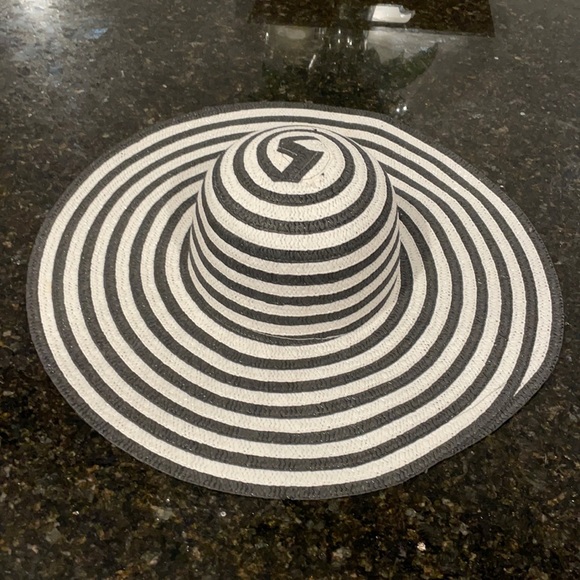 Big Hat - Picture 1 of 2